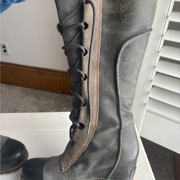 Sorel Gray and Black Lace-Up Women's Boots - Picture 9 of 9